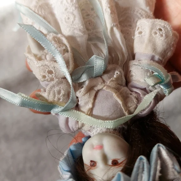 Beautiful Cottage 80s Vintage Porcelain Doll - Picture 2 of 9